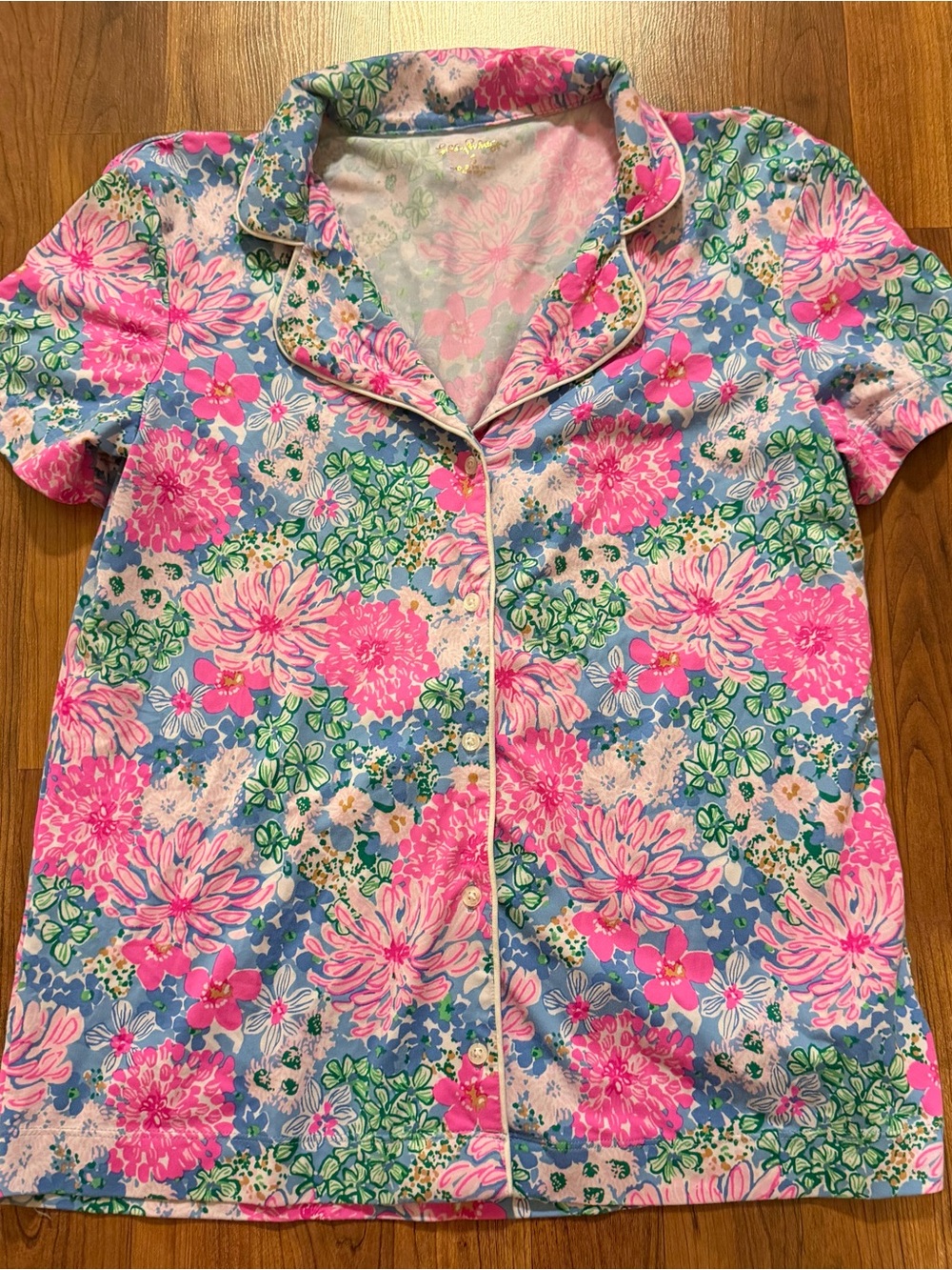 This Lilly Pulitzer pajama knit button-up top a vibrant "Multi Lil Soir print XS